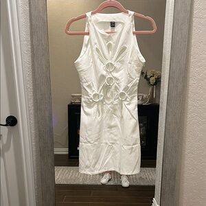 Elegant White Sleeveless Dress